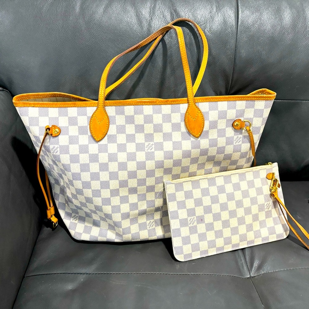 White Never Full MM with matching wristlet